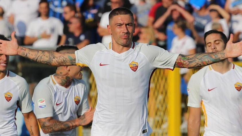 Aleksandar Kolarov dopo un gol segnato con la Roma