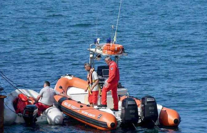 Le ricerche di vigili del fuoco e capitaneria ieri mattina (foto Cuffaro)
