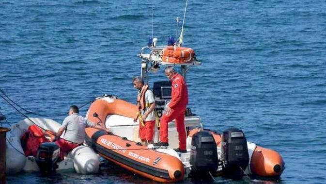 Le ricerche di vigili del fuoco e capitaneria ieri mattina (foto Cuffaro)