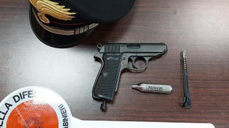 La pistola "softair" sequestrata