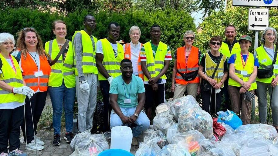 Modena Alle Costellazioni volontari e migranti raccolgono i rifiuti: «Ci sentiamo utili» 