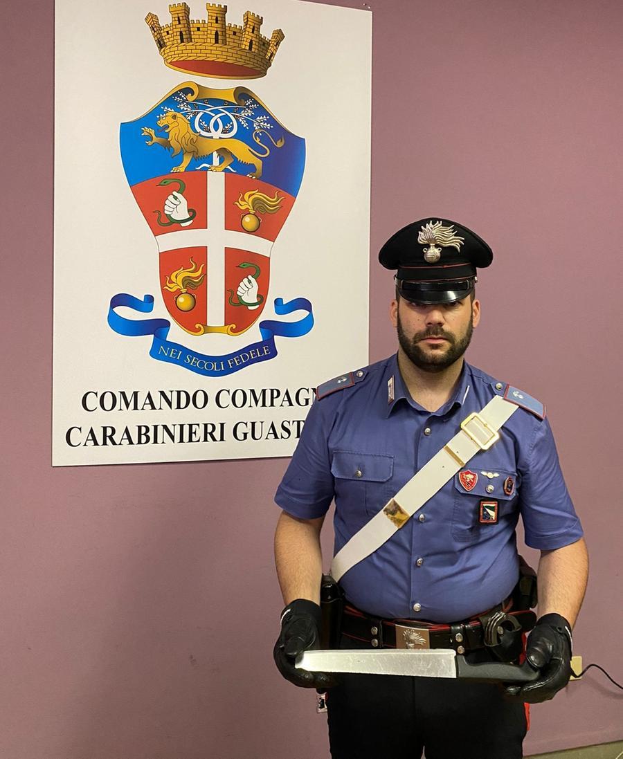 Nel locale con un coltello nascosto nei jeans: denunciato