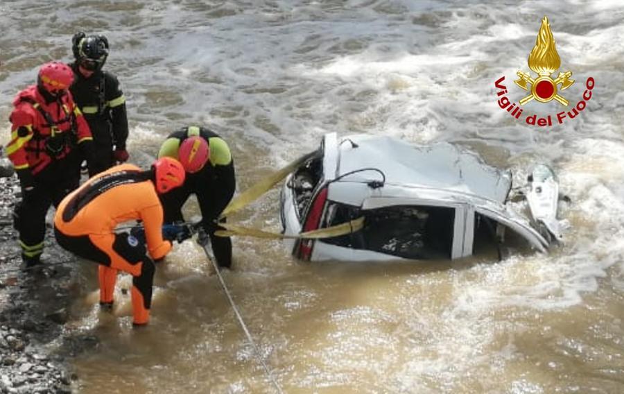 Maltempo, a Poggibonsi un’auto finisce nel torrente gonfiato dalla pioggia