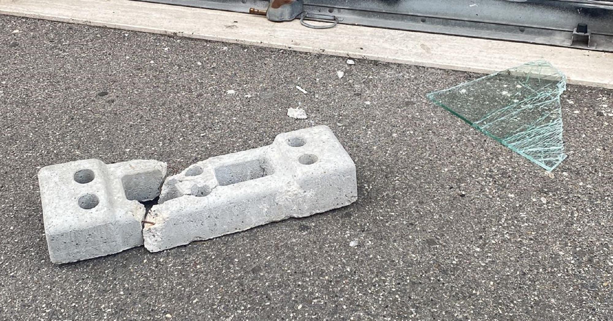 Il mattone e i vetri fuori dall'ingresso dei Centri dentistici Primo