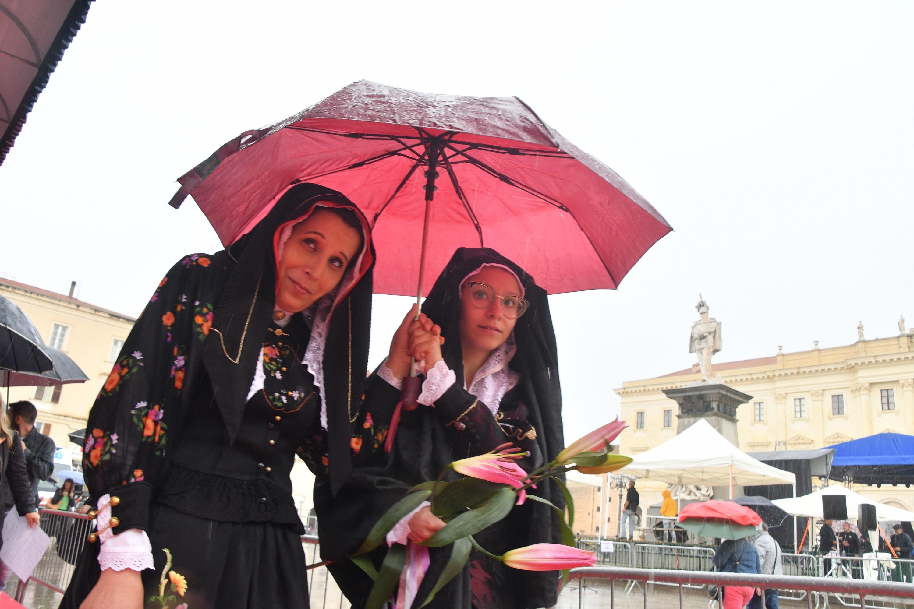 Sassari, il clima impazzito affonda la Cavalcata: «Impossibile rinviarla ancora» 
