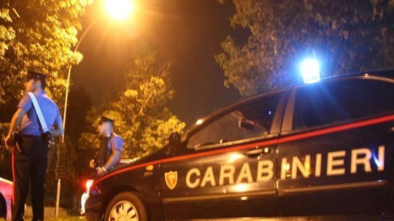 Follonica. «Siamo stati aggrediti da una banda di ragazzini con cinghie, sassi e un coltello»