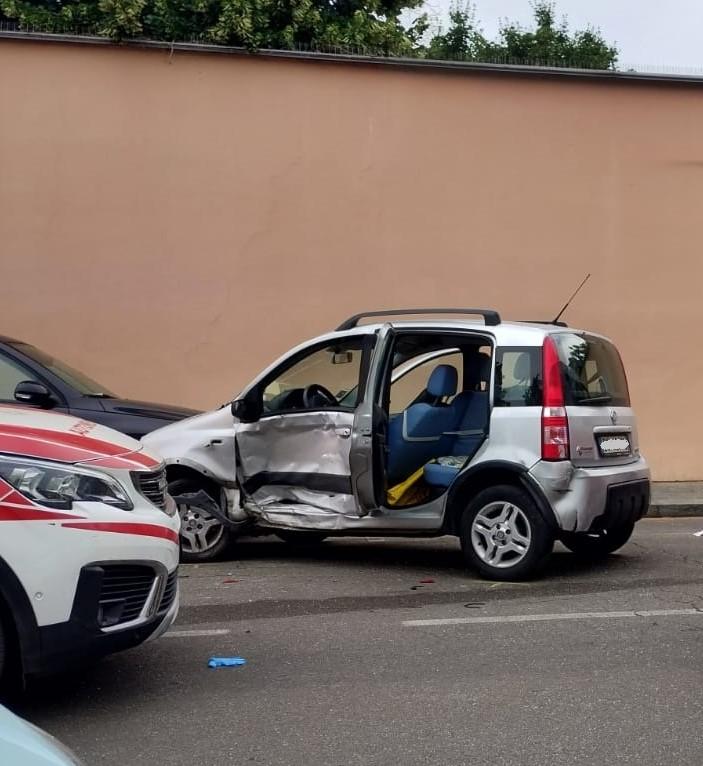 Carpi, scontro auto-suv in via Catellani