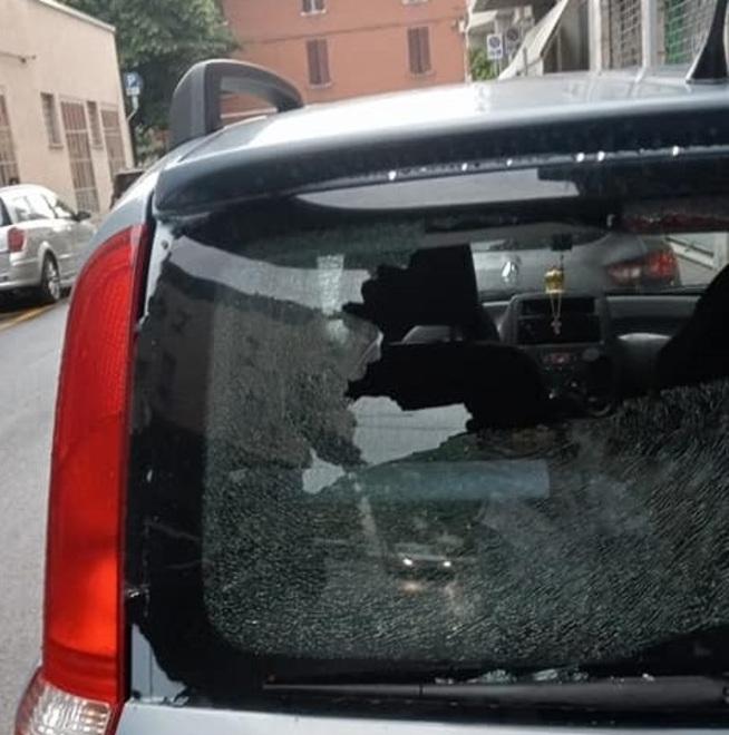 Sassuolo, rotto il vetro all’utilitaria di una signora disabile 