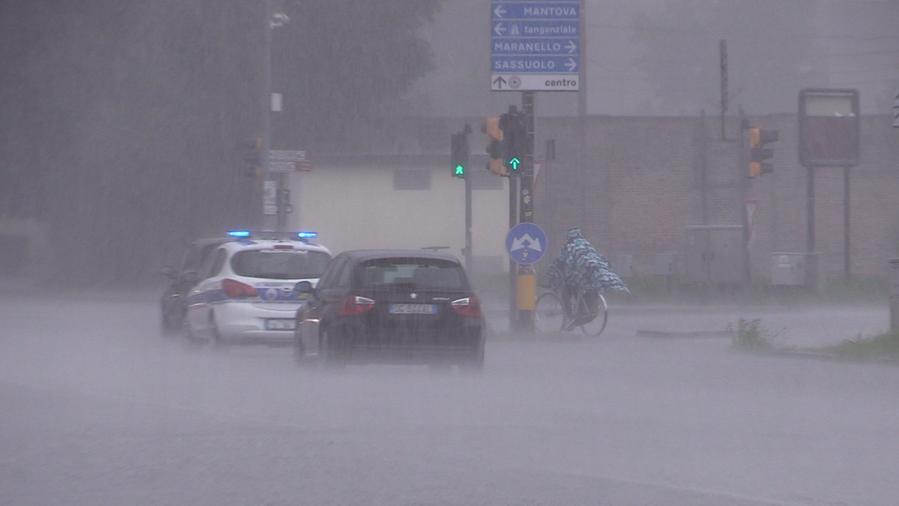Vento e pioggia su Modena, che paura Raffiche a 80 chilometri orari