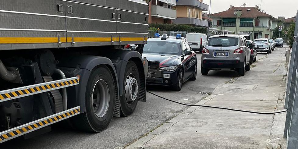 Porto Garibaldi, trova la casa invasa da acque nere e inveisce contro i vicini
