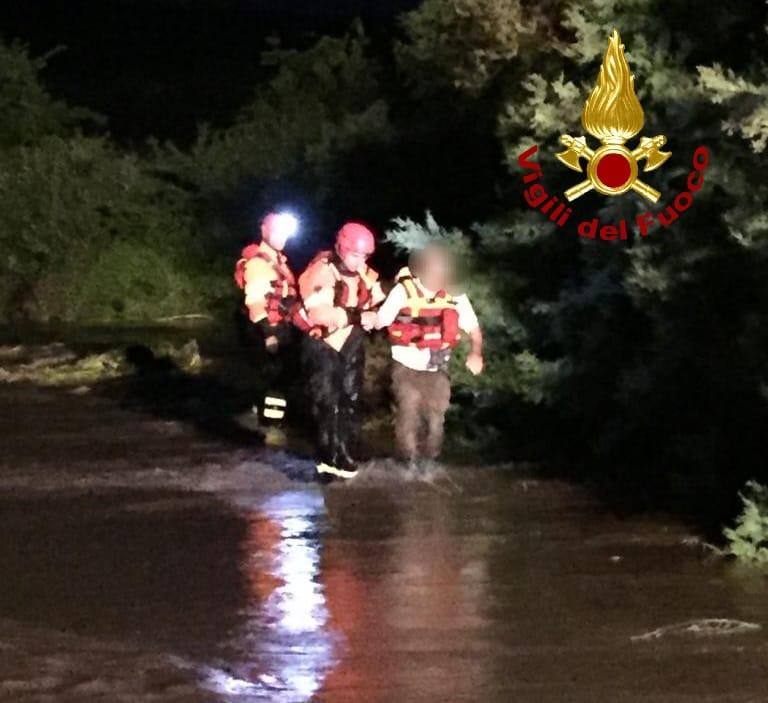 Circondato dall’acqua dei torrenti esondati a Laerru: in salvo per l’intervento dei vigili del fuoco