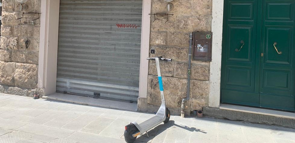 Grosseto, ecco i nuovi monopattini. E sono già in sosta selvaggia
