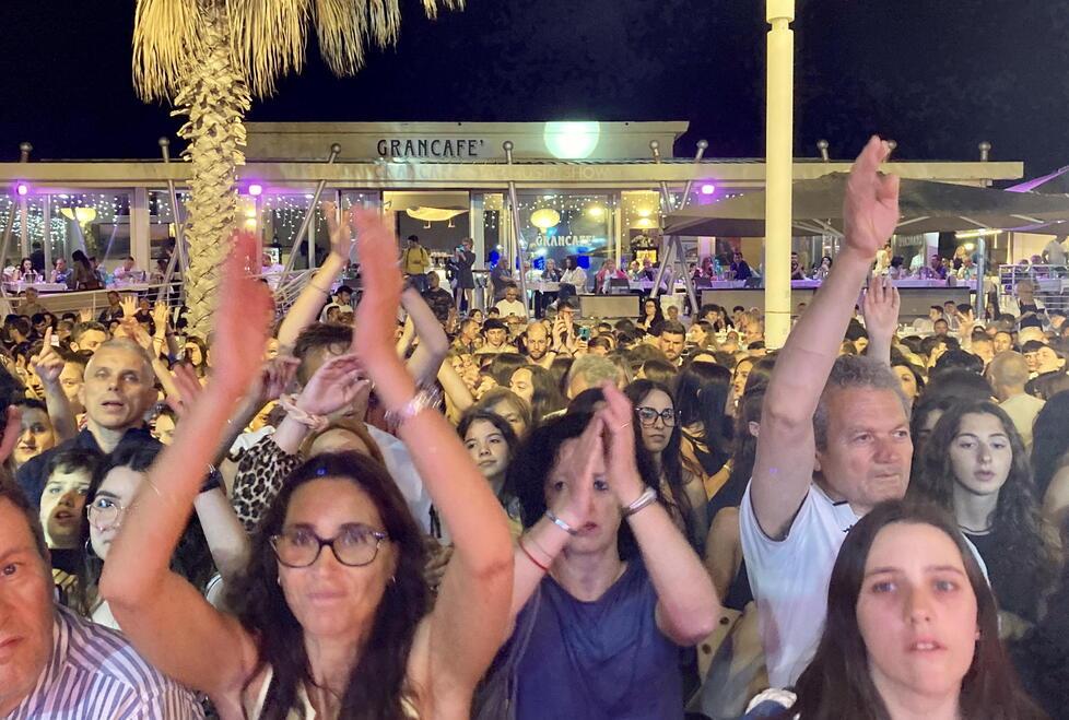 Cecina, la Stranotte fa il pienone: tanti giovani per Shade