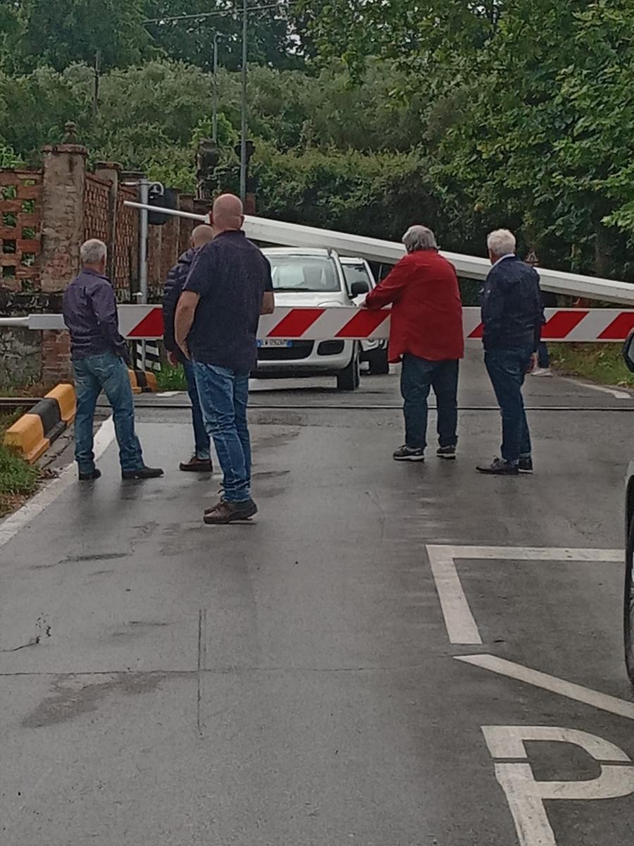 
	L'auto incastrata sotto una delle sbarre del passaggio a livello (foto Rosa Belladonna, Empoli Nostra)

