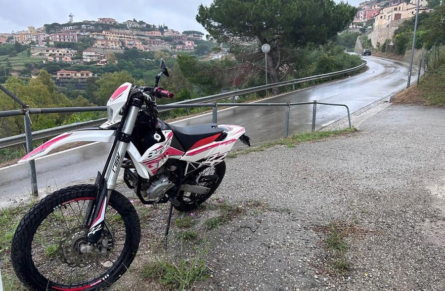 Giovane elbano si schianta con la moto contro il camion dei rifiuti: è gravissimo