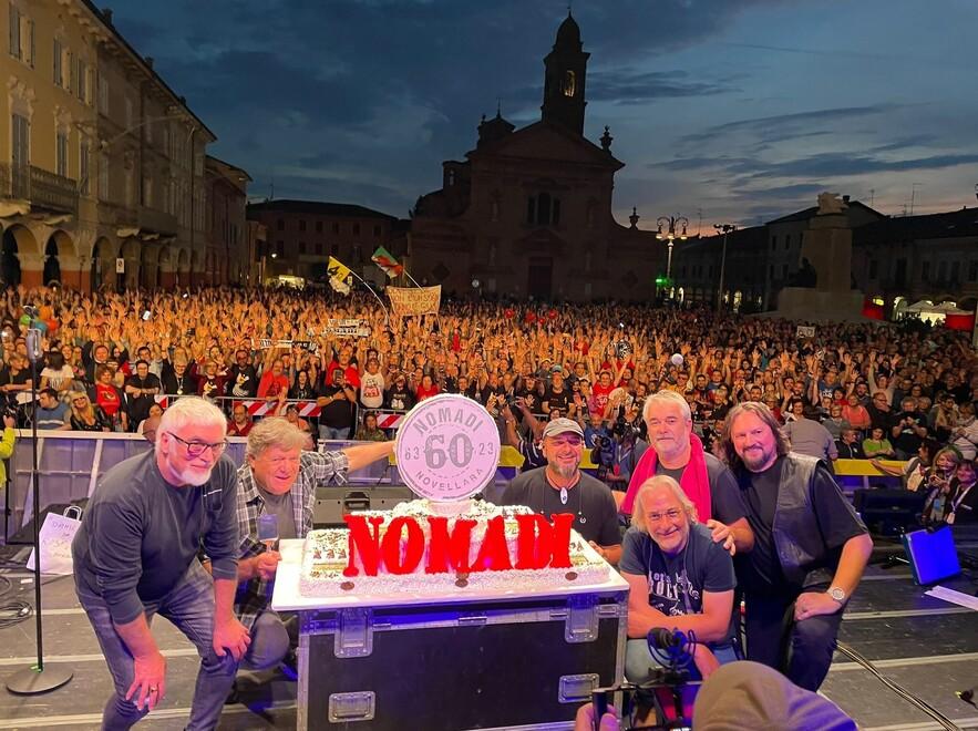 Diecimila fans per i Nomadi: festeggiati a casa i primi 60 anni