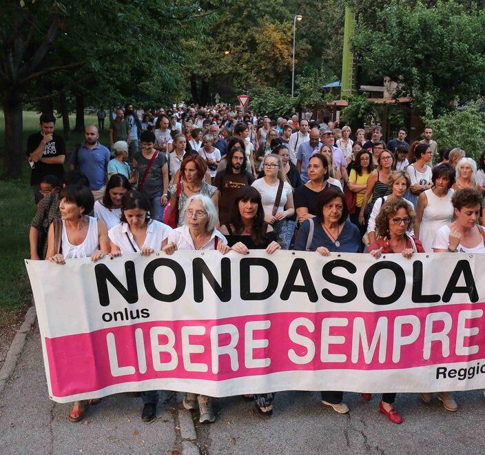 Nondasola e gli ultimi femminicidi: «Non si colpevolizzino le donne»