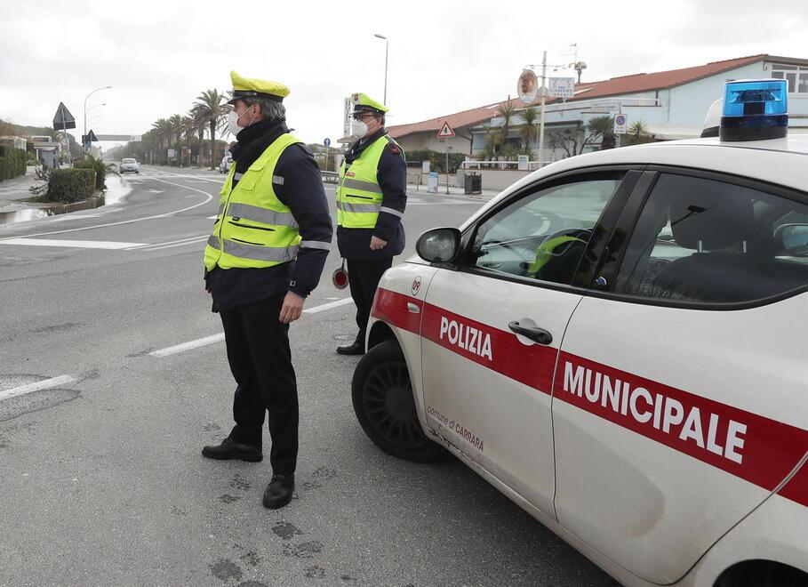 Massa, automobilisti indisciplinati: 4mila euro di multe al giorno
