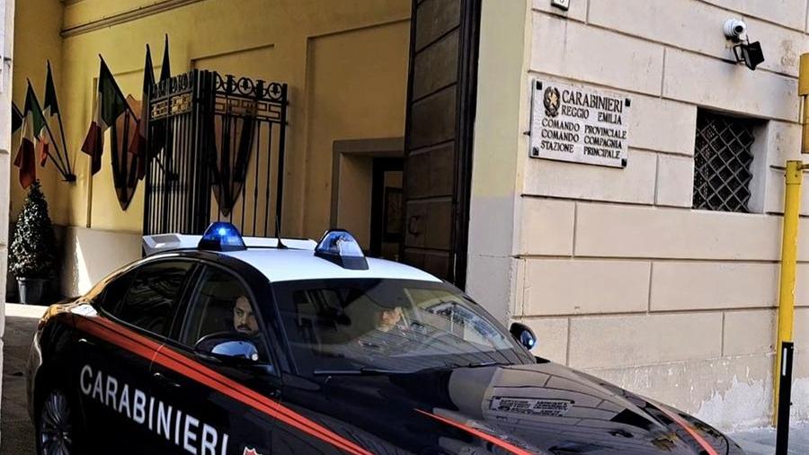 Scatta una foto al rapinatore e lo fa arrestare dai carabinieri di Reggio Emilia
