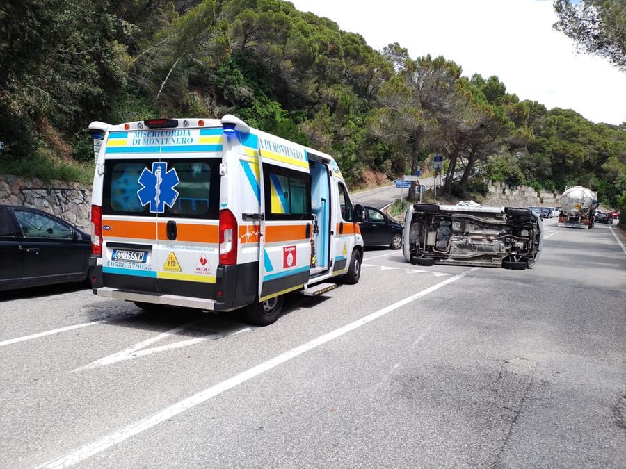 Livorno, sbanda e si ribalta con l’auto sull’Aurelia
