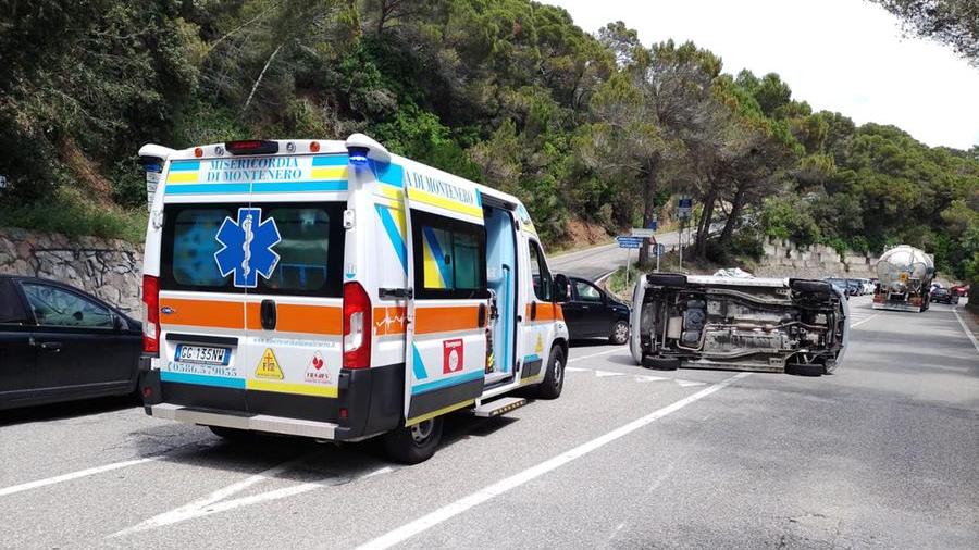 Livorno, sbanda e si ribalta con l’auto sull’Aurelia