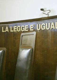 Savignano. La palpeggia, lei cade e si ferisce: accusato di violenza e lesioni 