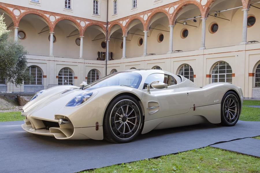 Musica, show e auto in mostra. Pagani e il regalo per Modena