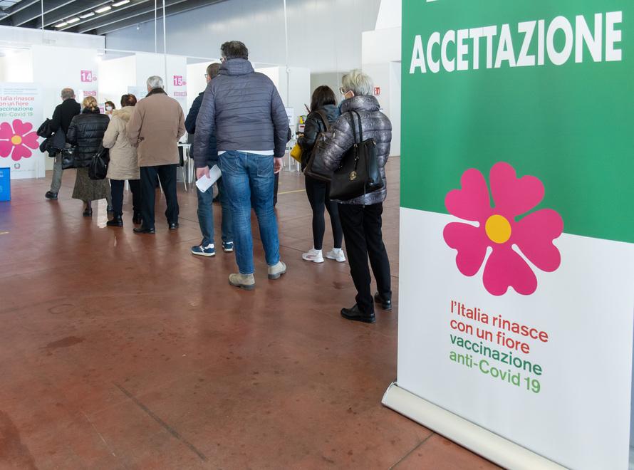 “No vax” alla resa dei conti. Per il blocco agli hub vaccinali di Ferrara