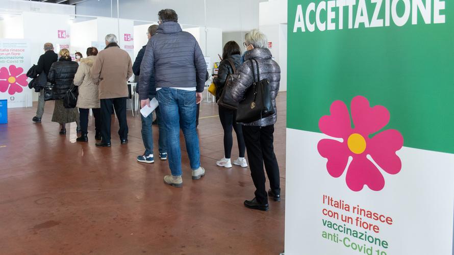 “No vax” alla resa dei conti. Per il blocco agli hub vaccinali di Ferrara
