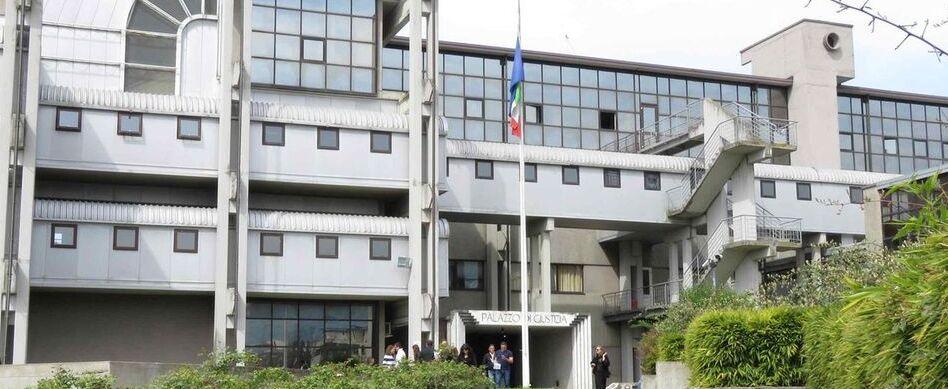 Prato, a processo il radiologo accusato di avere molestato 30 pazienti. Si difende: «Niente di male nell’abbassare le mutande»