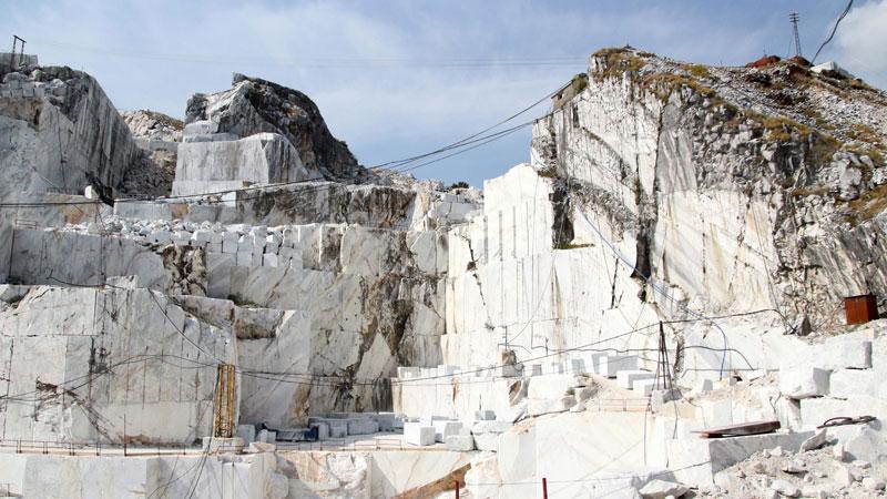 Scontro sulle cave a Seravezza, mano tesa degli ambientalisti ai lavoratori