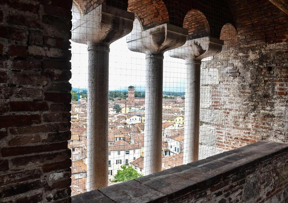 199 scalini per toccare il cielo: ecco com’è il campanile di San Frediano – Video