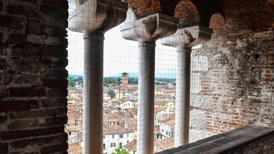 199 scalini per toccare il cielo: ecco com’è il campanile di San Frediano – Video