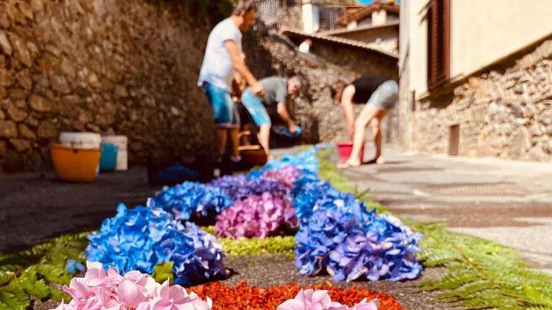 Tuffo nella tradizione: a ruota la processione con la “fiorita” di Capannori
