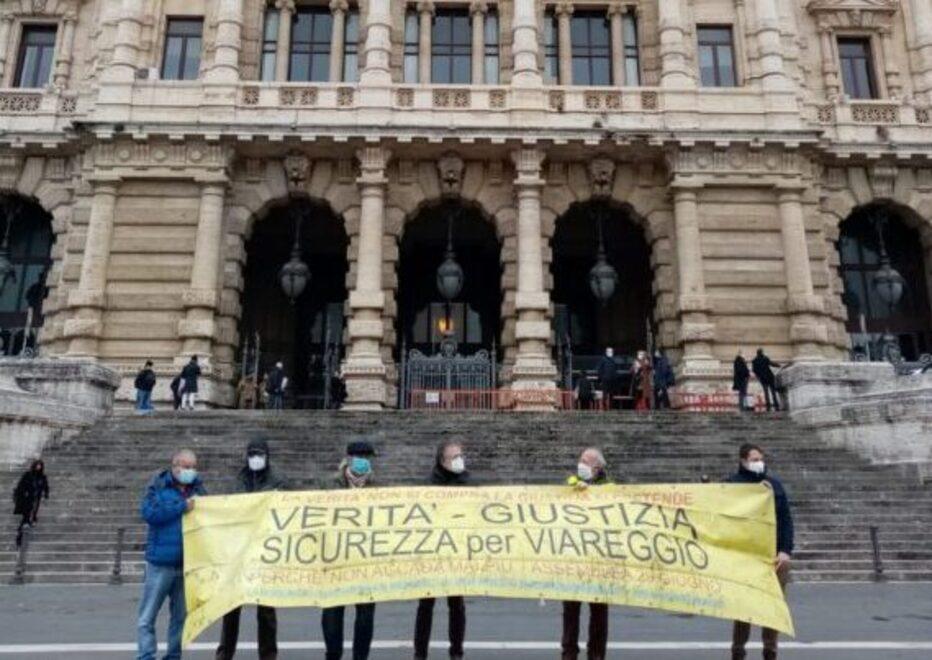 Strage di Viareggio, presidio dei familiari a Roma: «La Corte fissi la data dell’udienza»