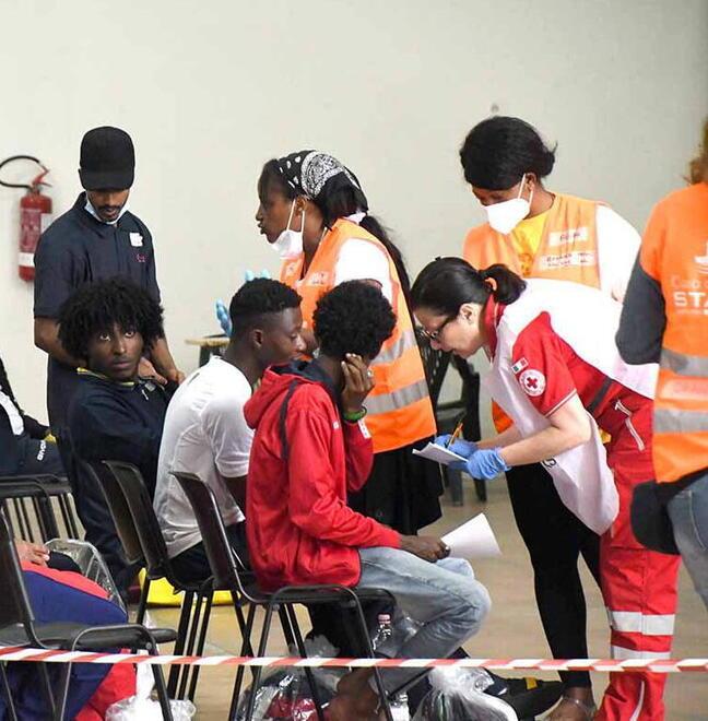 Il soccorritore dei 29 migranti di Carrara: «Erano ricoperti tutti di benzina», uno era già ustionato