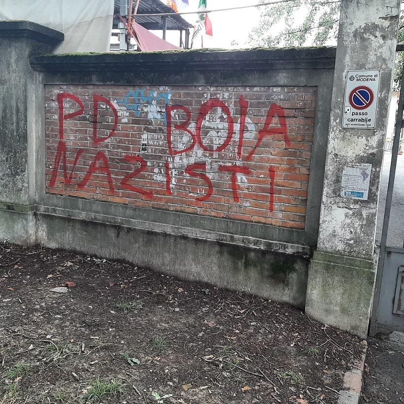 Modena, scritte no-vax e insulti alla Festa de l’Unità. La Digos indaga