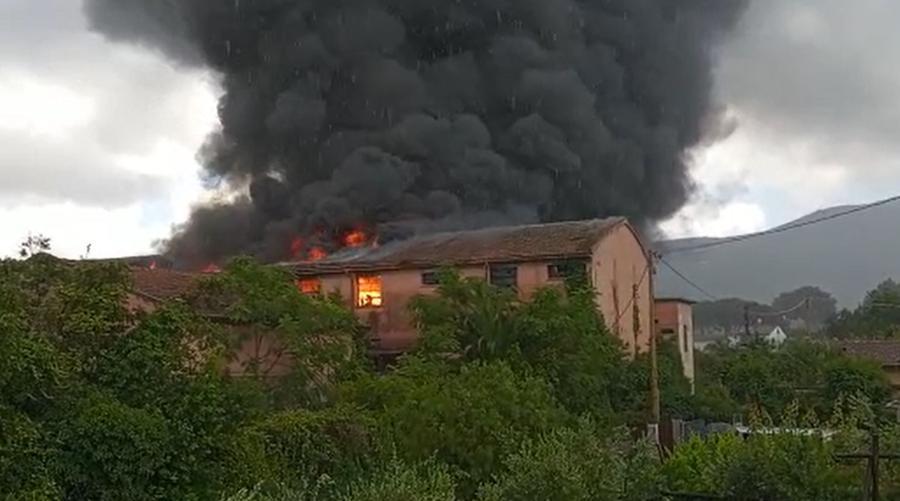 Portoferraio, a fuoco un capannone di tre piani in zona San Giovanni – Video