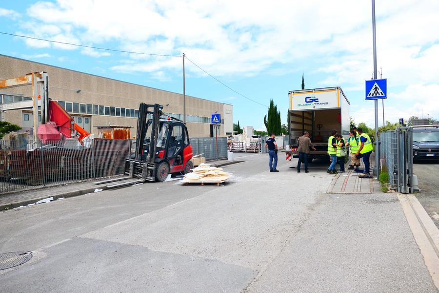 Pietrasanta, operaio resta schiacciato sotto a una lastra di marmo: è grave – Video