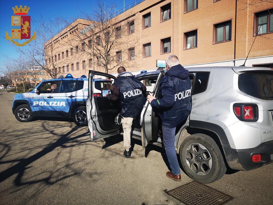 Modena. Ladro seriale arrestato dalla polizia: ha commesso 16 furti in 8 mesi