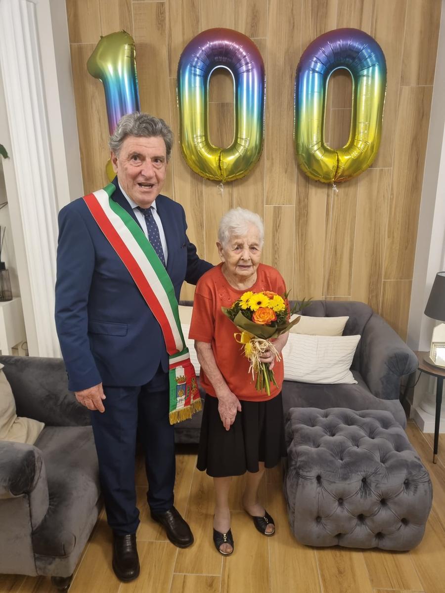 
	Il sindaco di Montopoli insieme alla centenaria

