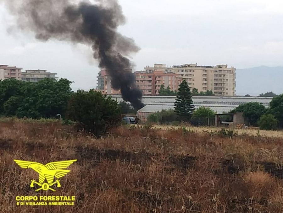 Combustione illecita di rifiuti: due denunce a Cagliari
