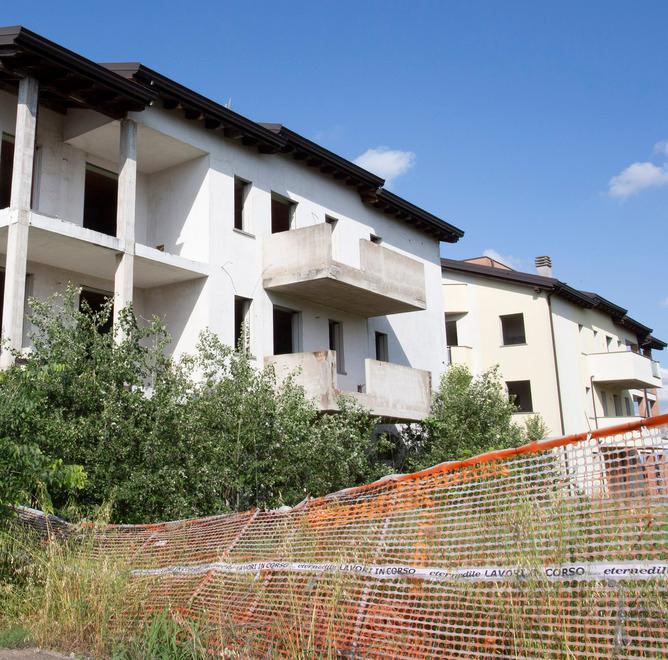 Sigilli rotti e caos:  l’inquilino abusivo sta occupando il palazzo confiscato 