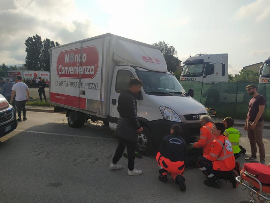 Caos al picchetto dei montatori in sciopero. I Sì Cobas: «Lavoratori investiti da un furgone della ditta»