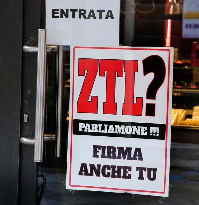 Ztl a Reggio Emilia, ora si allarga il fronte del no: «In un giorno raccolte 600 firme»