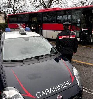 Offese, spinte e calci a scuola per un anno: denunciati due bulli