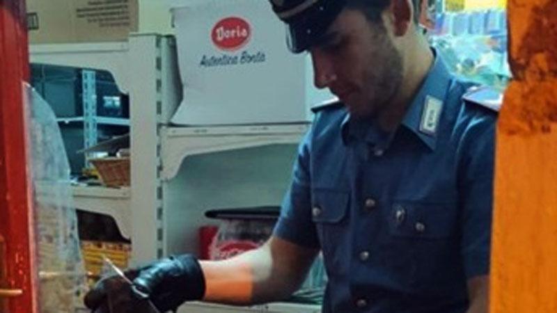 Piombino, sorpreso mentre ruba nel magazzino: arrestato in flagranza dai carabinieri