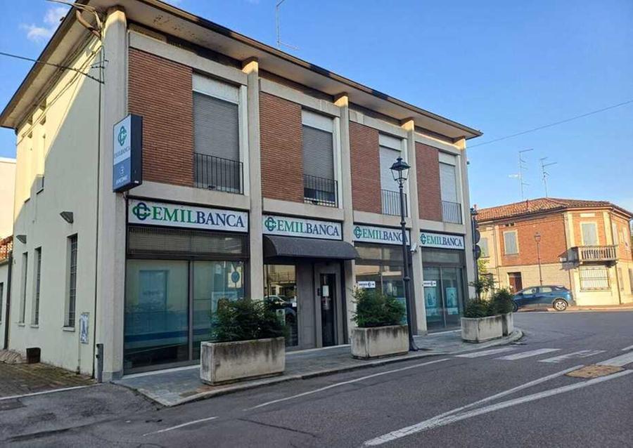 In due rapinano la filiale Emilbanca di Boretto: bottino di decine di migliaia di euro