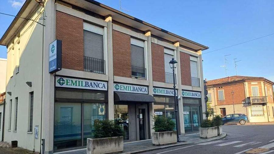 In due rapinano la filiale Emilbanca di Boretto: bottino di decine di migliaia di euro