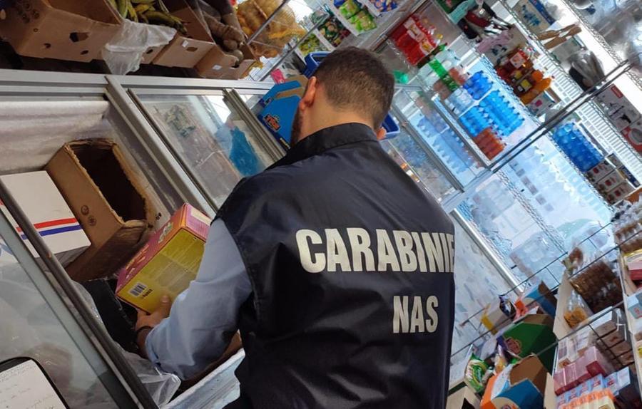 Modena, controlli dei Nas: sospesa l’attività di una rivendita di prodotti alimentari